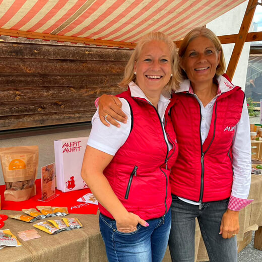 Unterwegs am ANiFiT-Stand. tiarliabi.ch - Bernadette Ludwig, Untervaz (Graubünden) Ludwig Bernadette mit Teamkollegin am ANiFiT-Stand am Markt